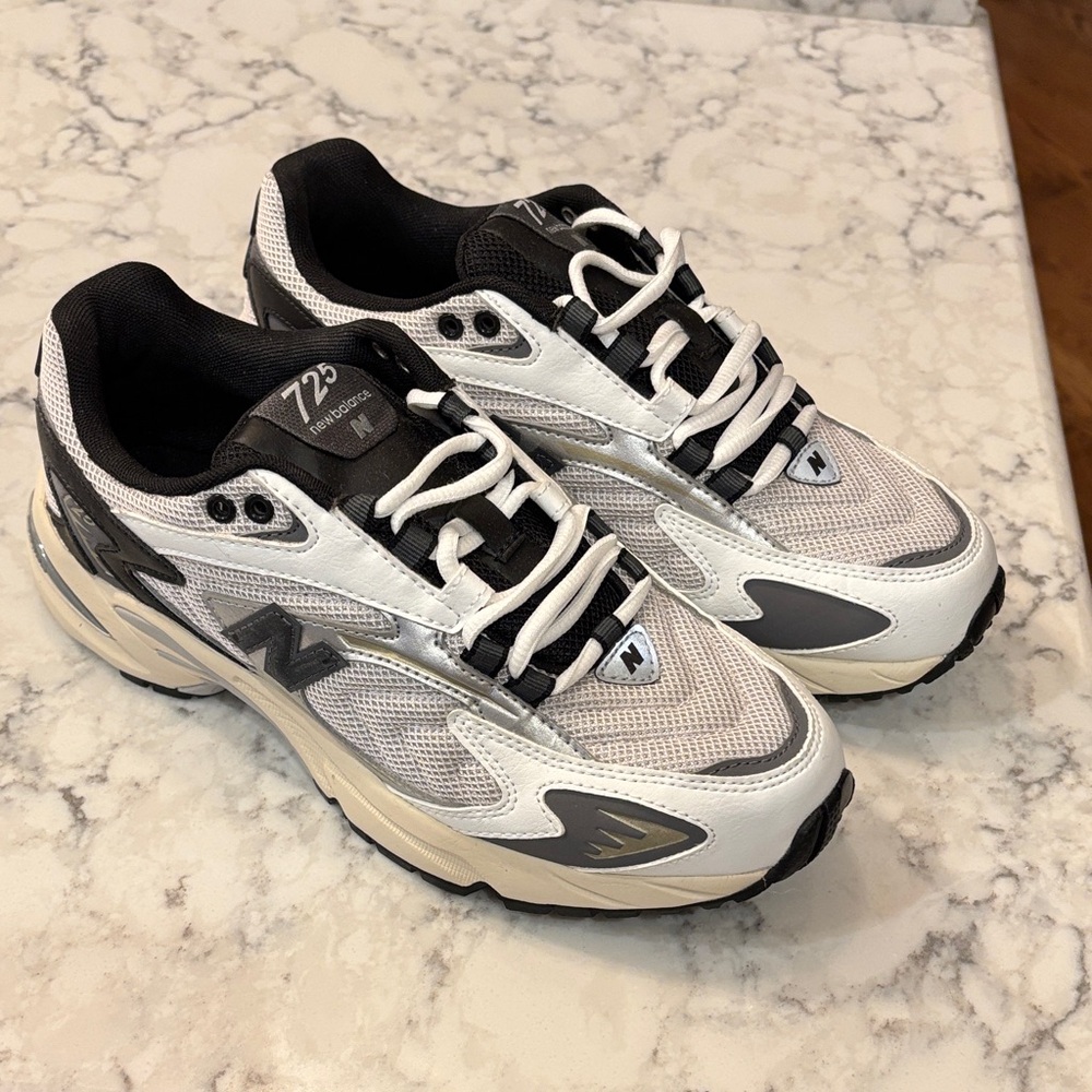 New Balance 725 Like New—Size 8.5